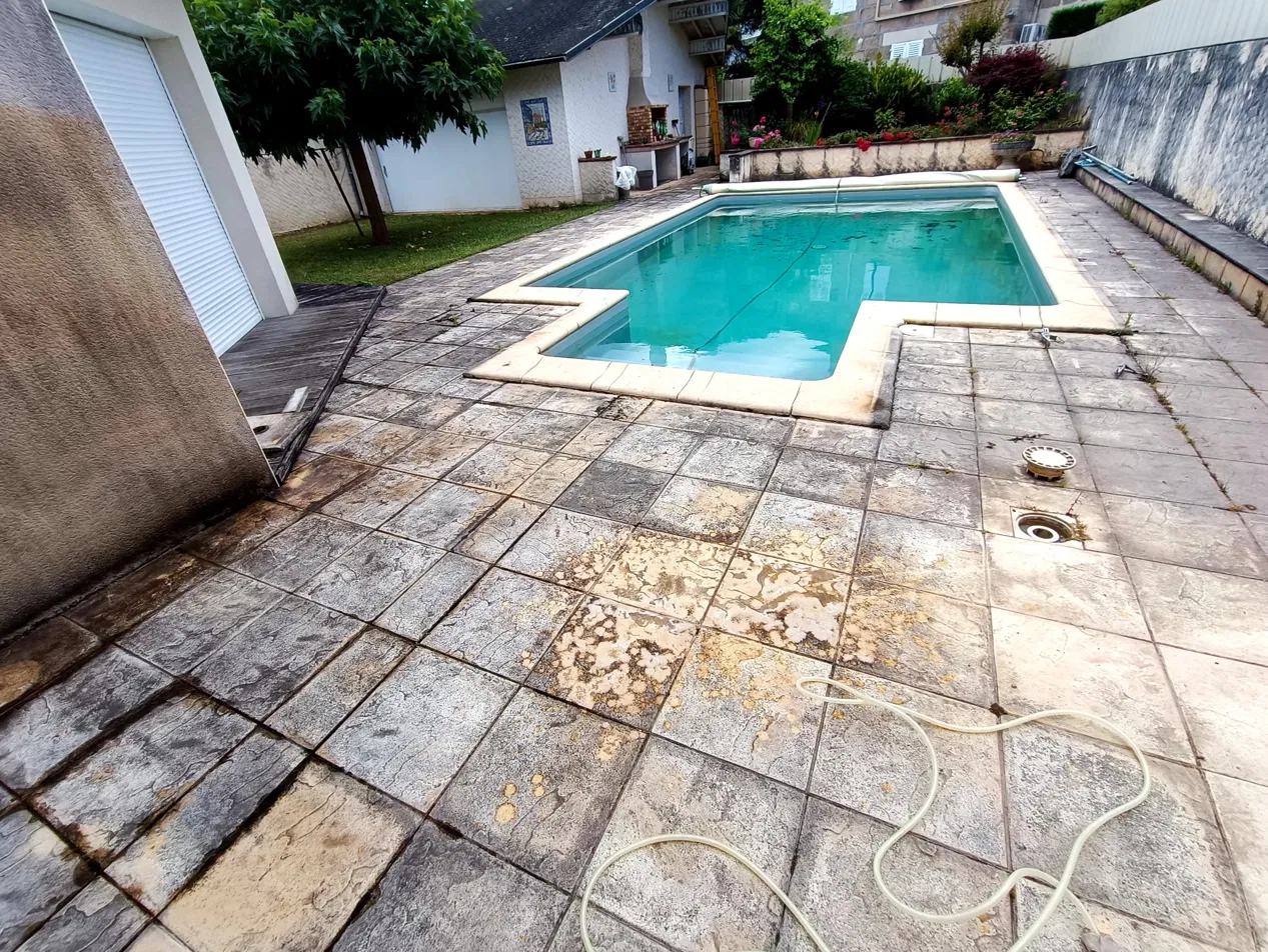 Terrasse autour d'une piscine avant nettoyage, dallage très encrassé